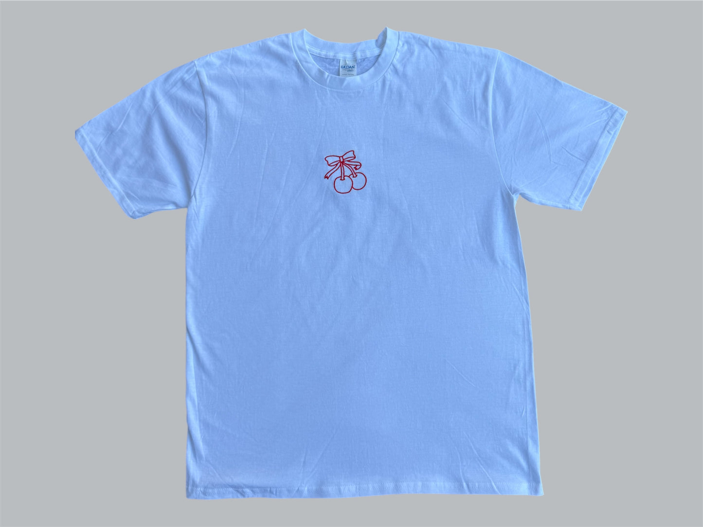 Besticktes T-Shirt mit Kirschen und Schleifen
