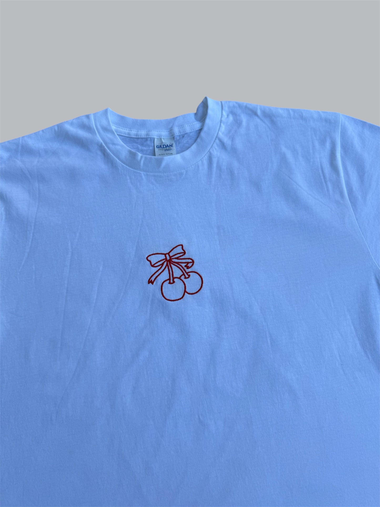 Besticktes T-Shirt mit Kirschen und Schleifen