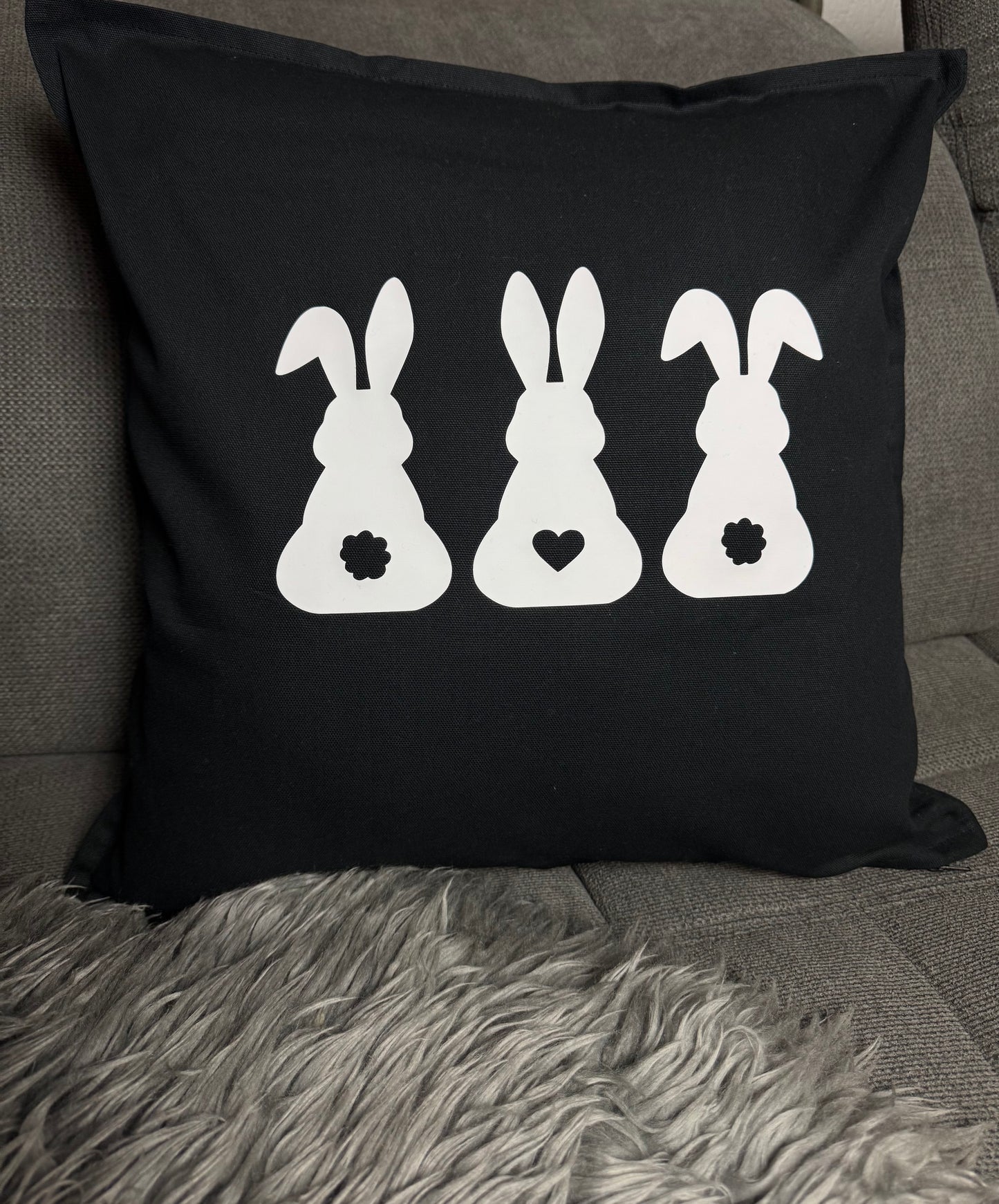 Kissen bedruckt mit Hasen in schwarz