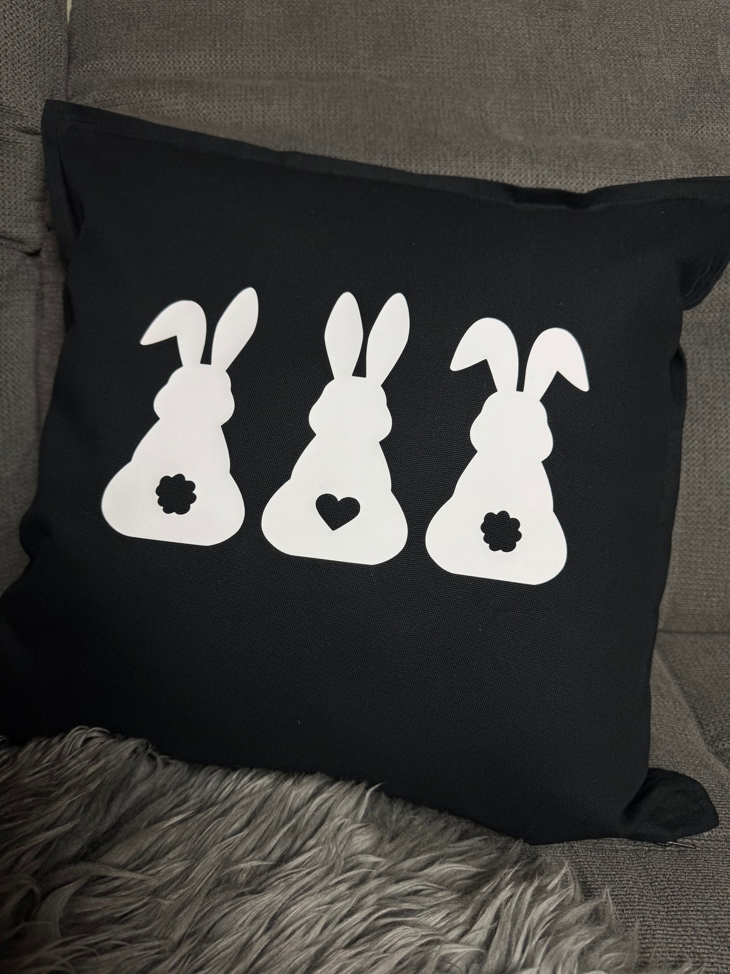 Kissen bedruckt mit Hasen in schwarz
