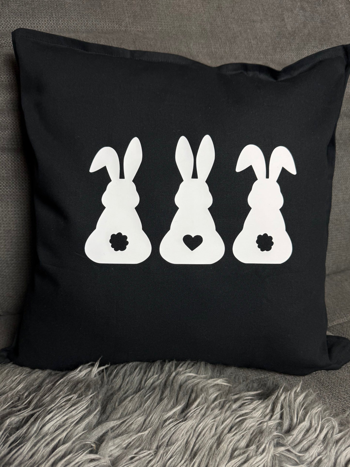 Kissen bedruckt mit Hasen in schwarz
