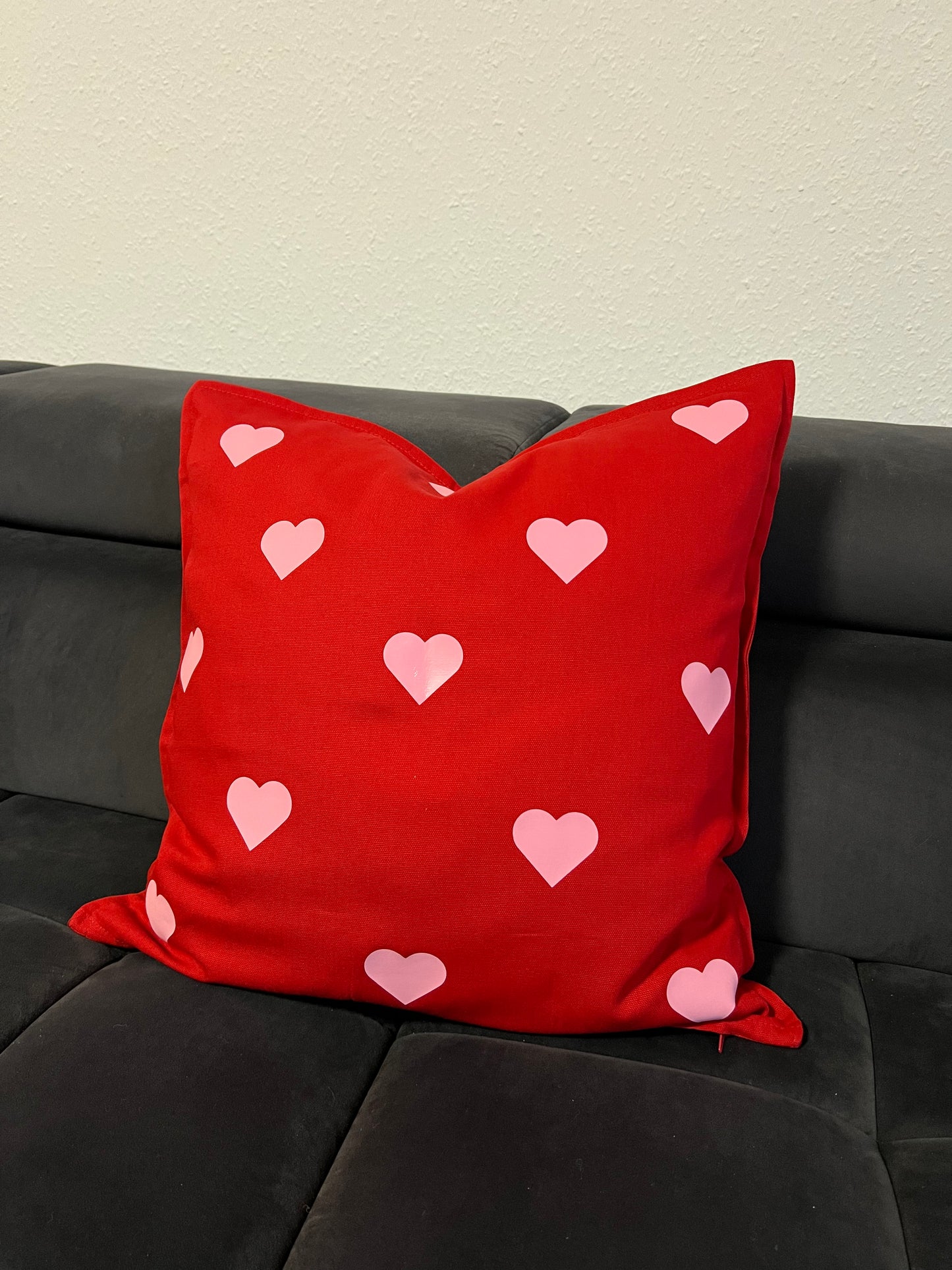 Kissen in rot bedruckt mit Herzen in rosa