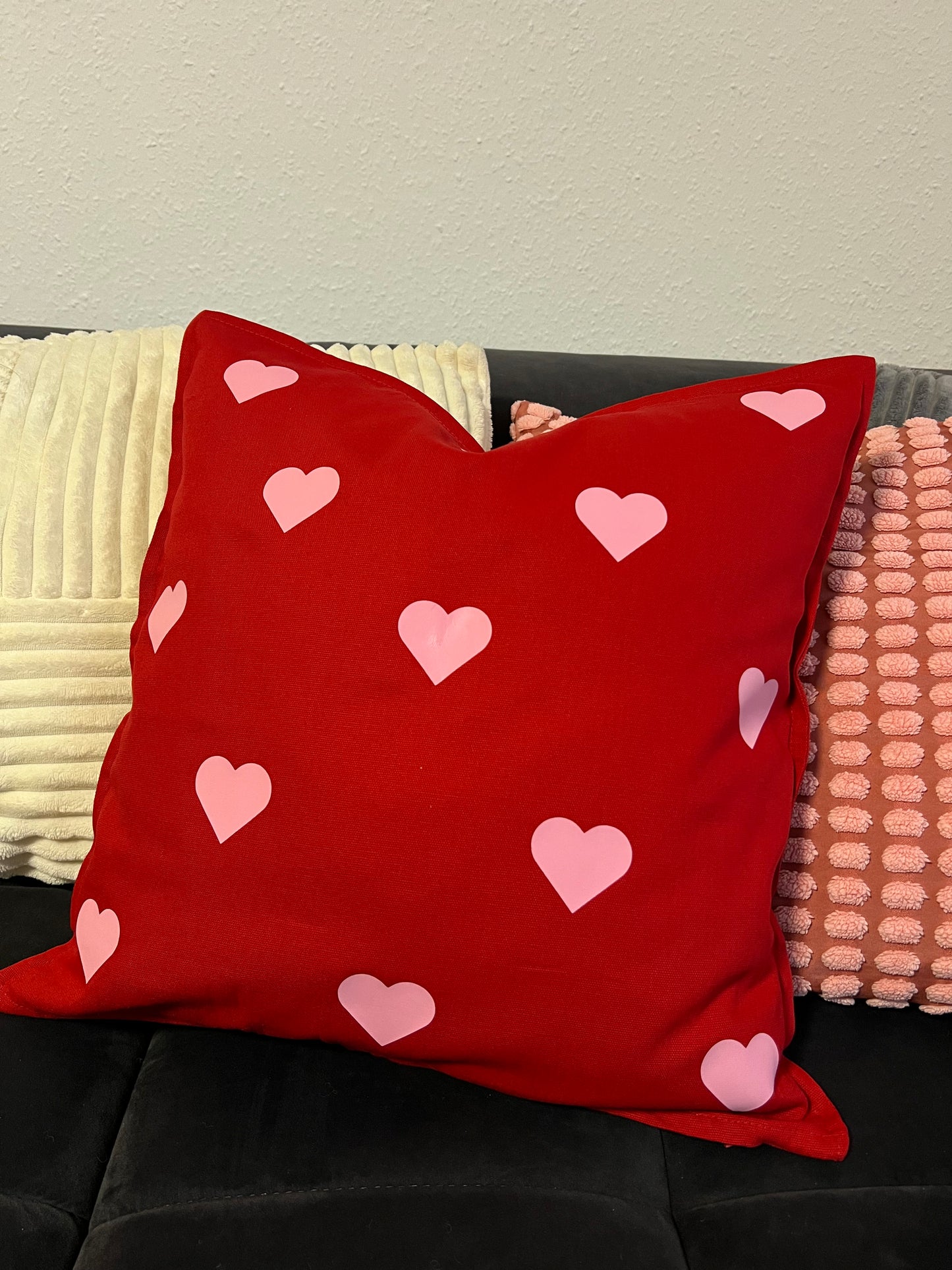 Kissen in rot bedruckt mit Herzen in rosa