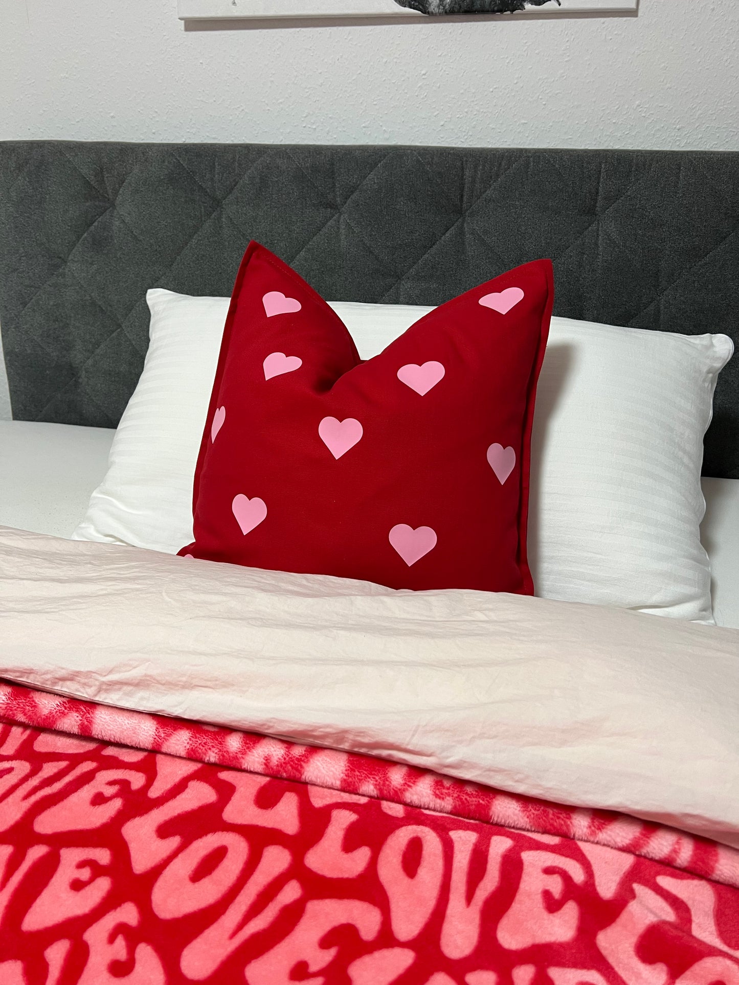 Kissen in rot bedruckt mit Herzen in rosa