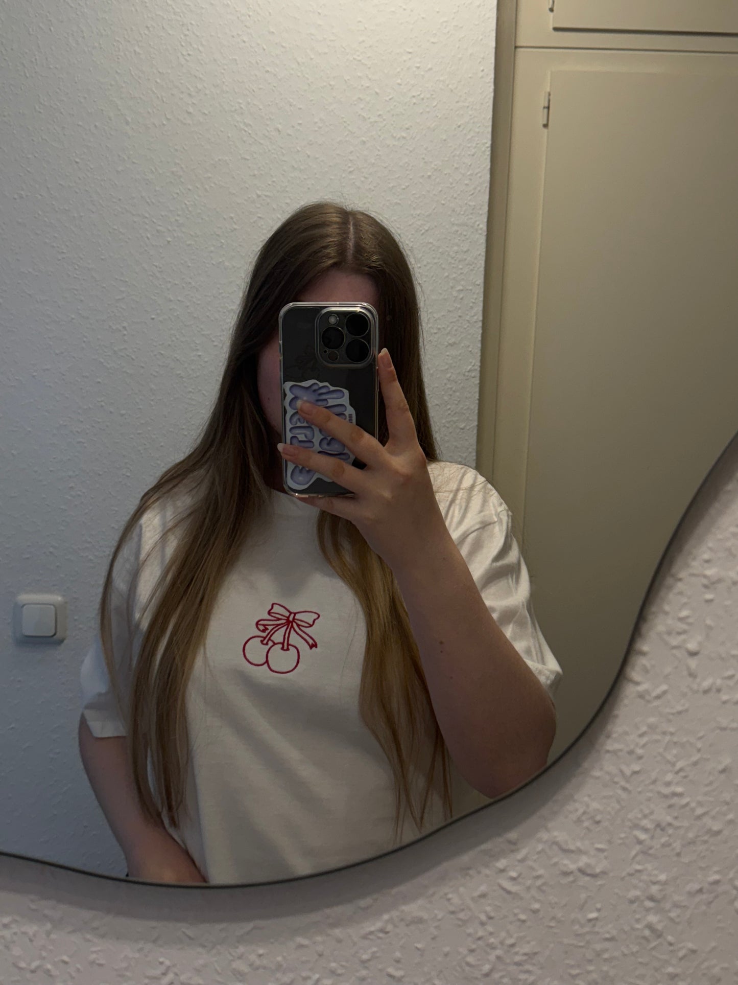 Besticktes T-Shirt mit Kirschen und Schleifen