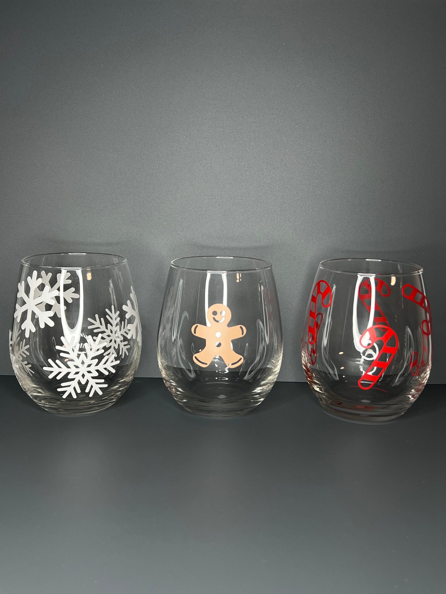 Gläser mit Weihnachtsmotiven