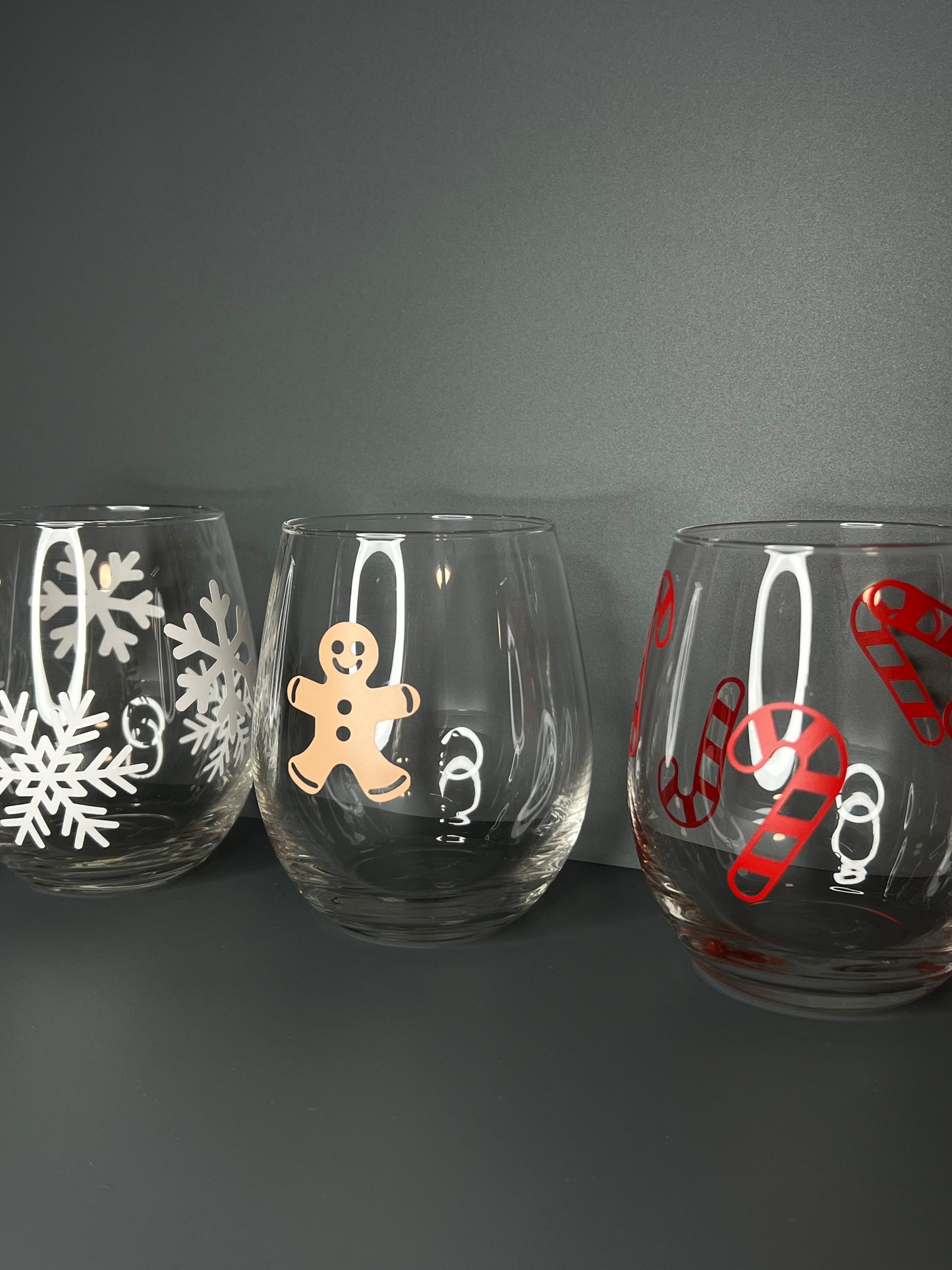 Gläser mit Weihnachtsmotiven