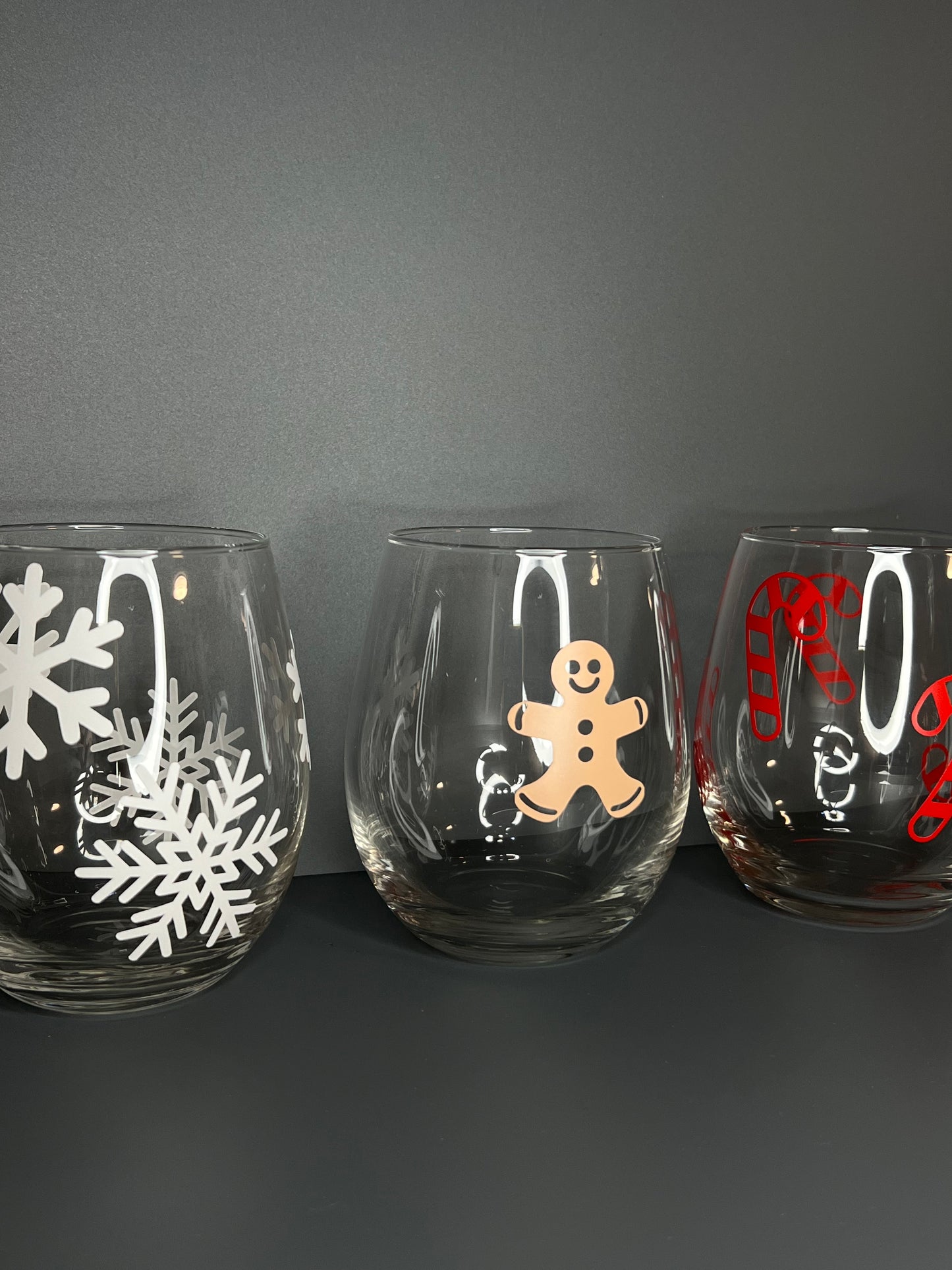 Gläser mit Weihnachtsmotiven