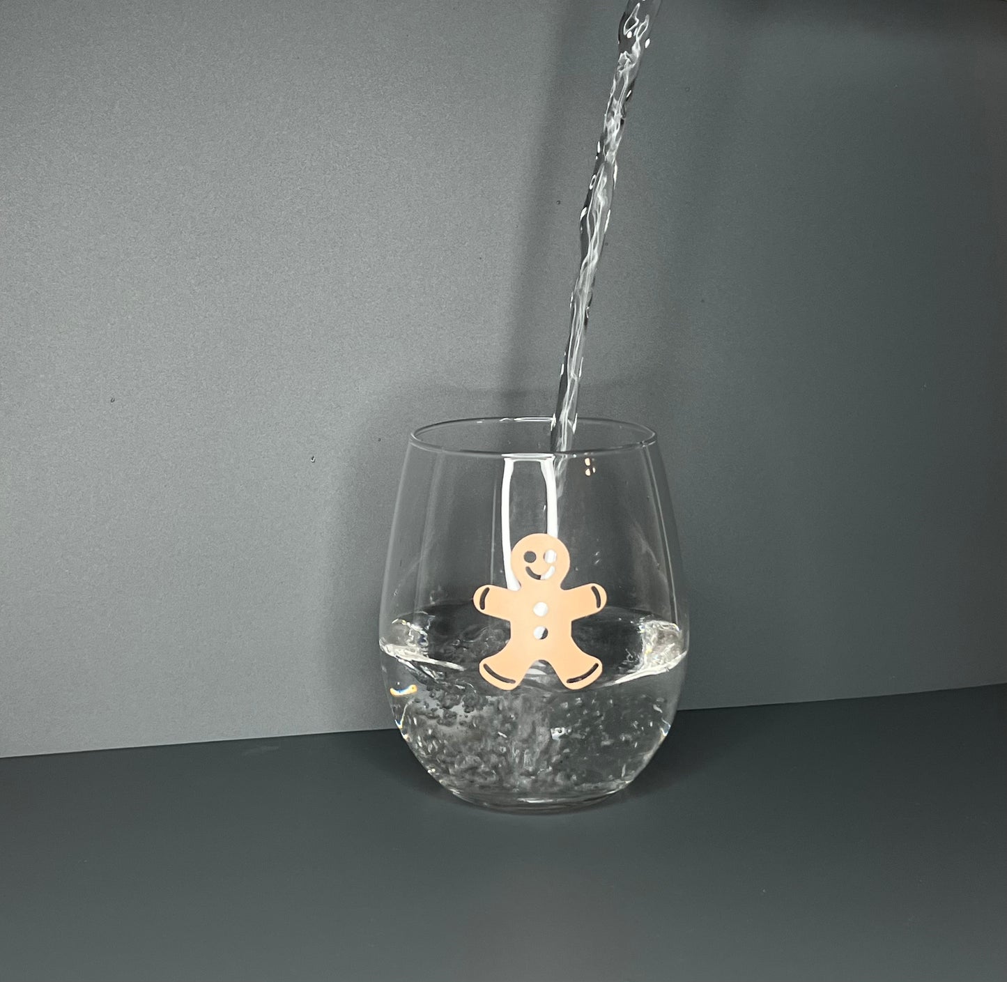 Gläser mit Weihnachtsmotiven