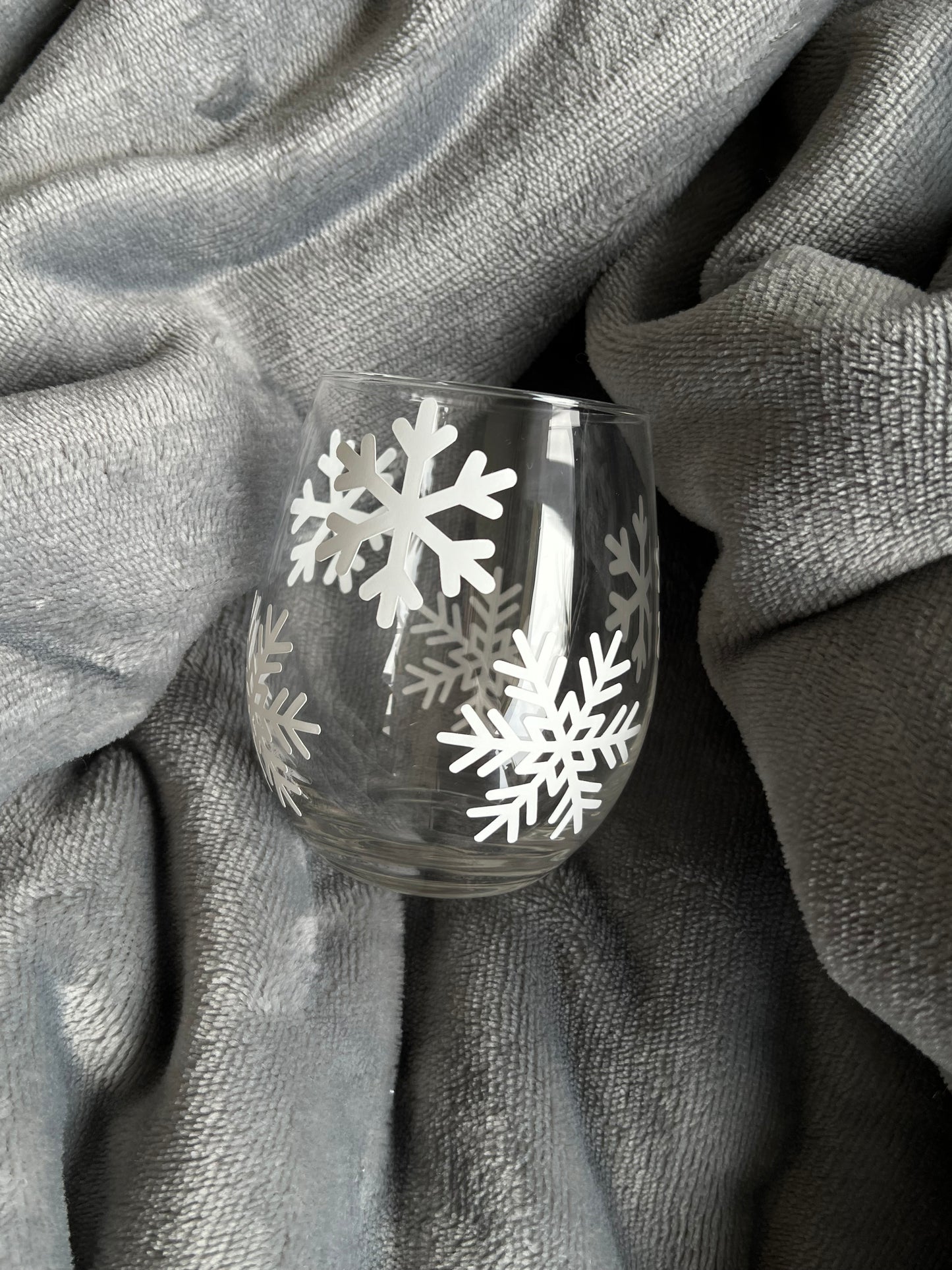 Gläser mit Weihnachtsmotiven