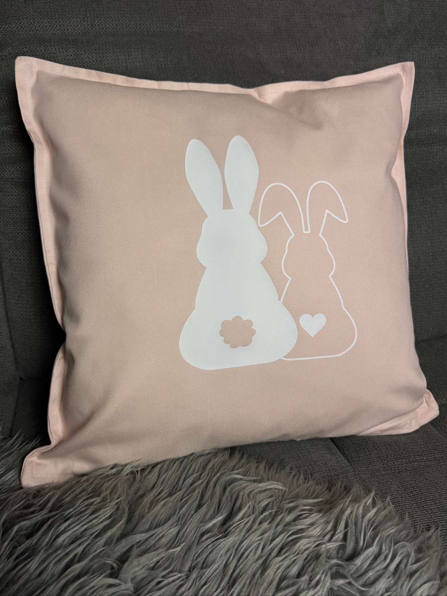 Kissen bedruckt mit Hasen in rosa