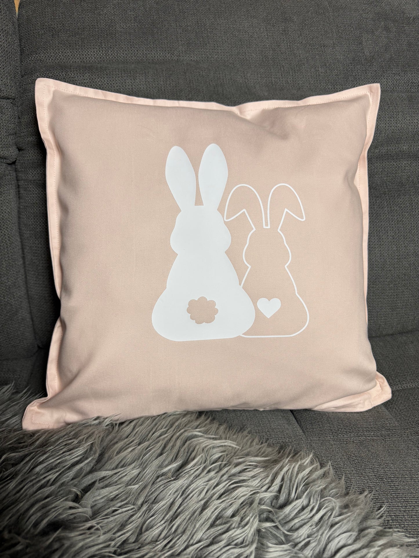 Kissen bedruckt mit Hasen in rosa