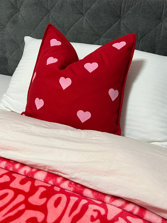 Kissen in rot bedruckt mit Herzen in rosa