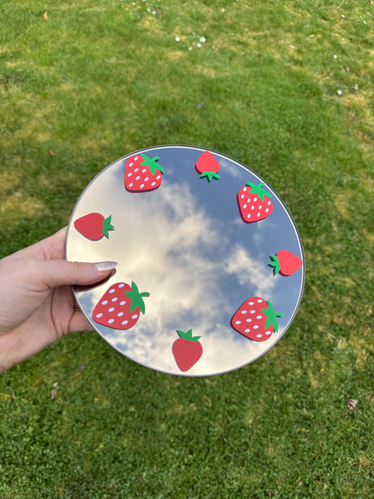 Spiegel mit Erdbeeren